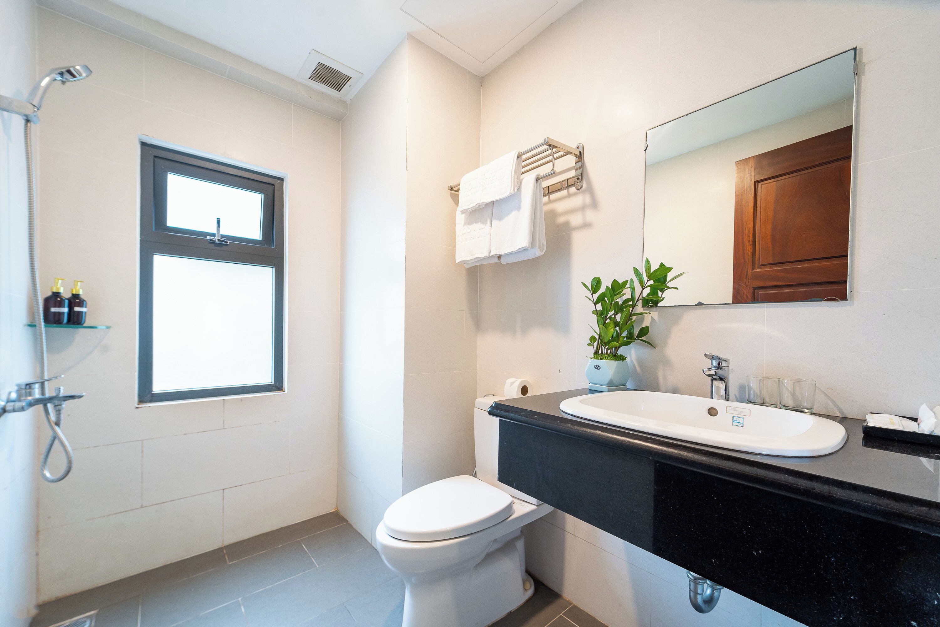 standard room | bathroom | free toiletries, hair dryer, bathrobes, bidet
