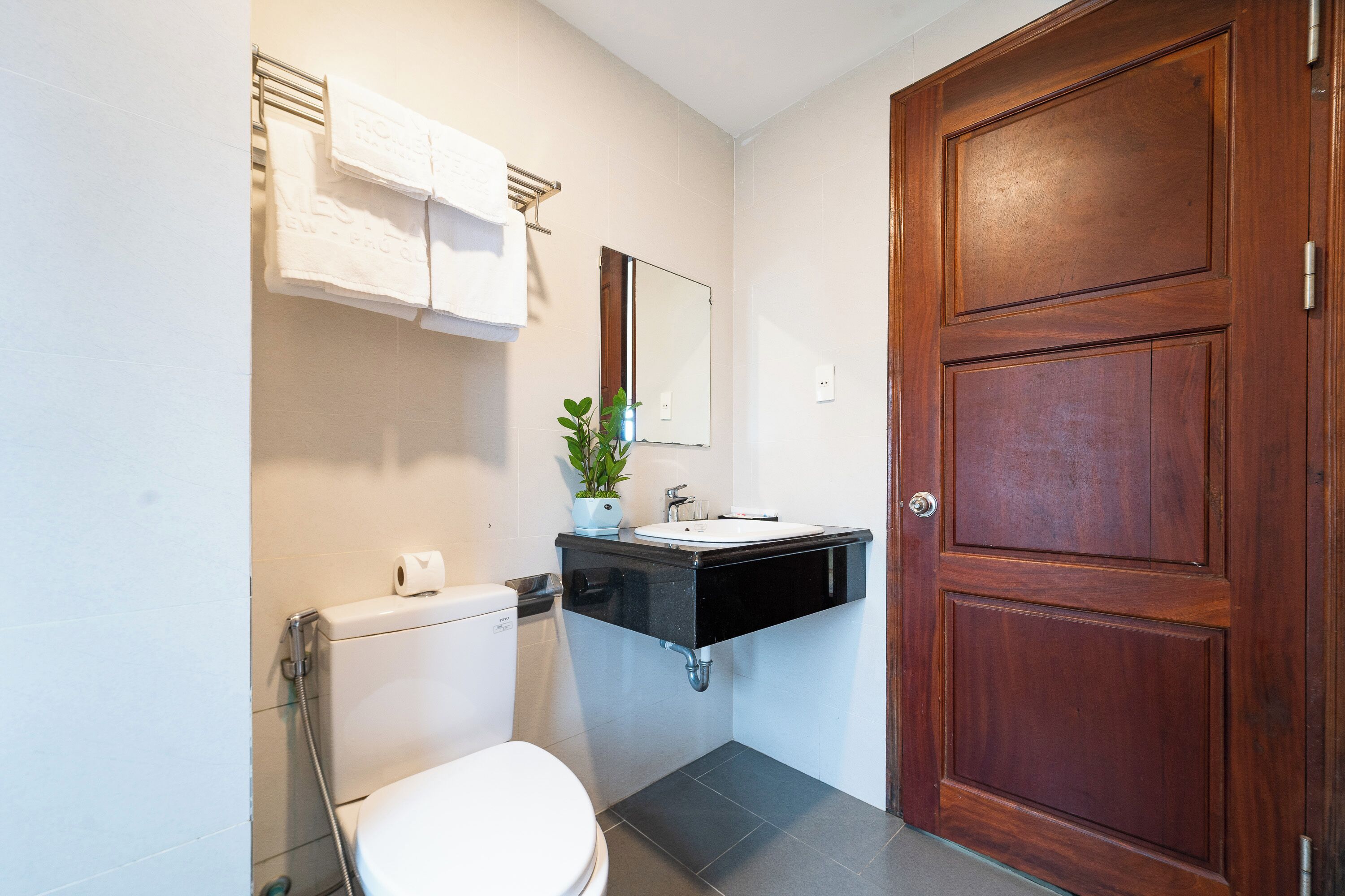 standard room | bathroom | free toiletries, hair dryer, bathrobes, bidet