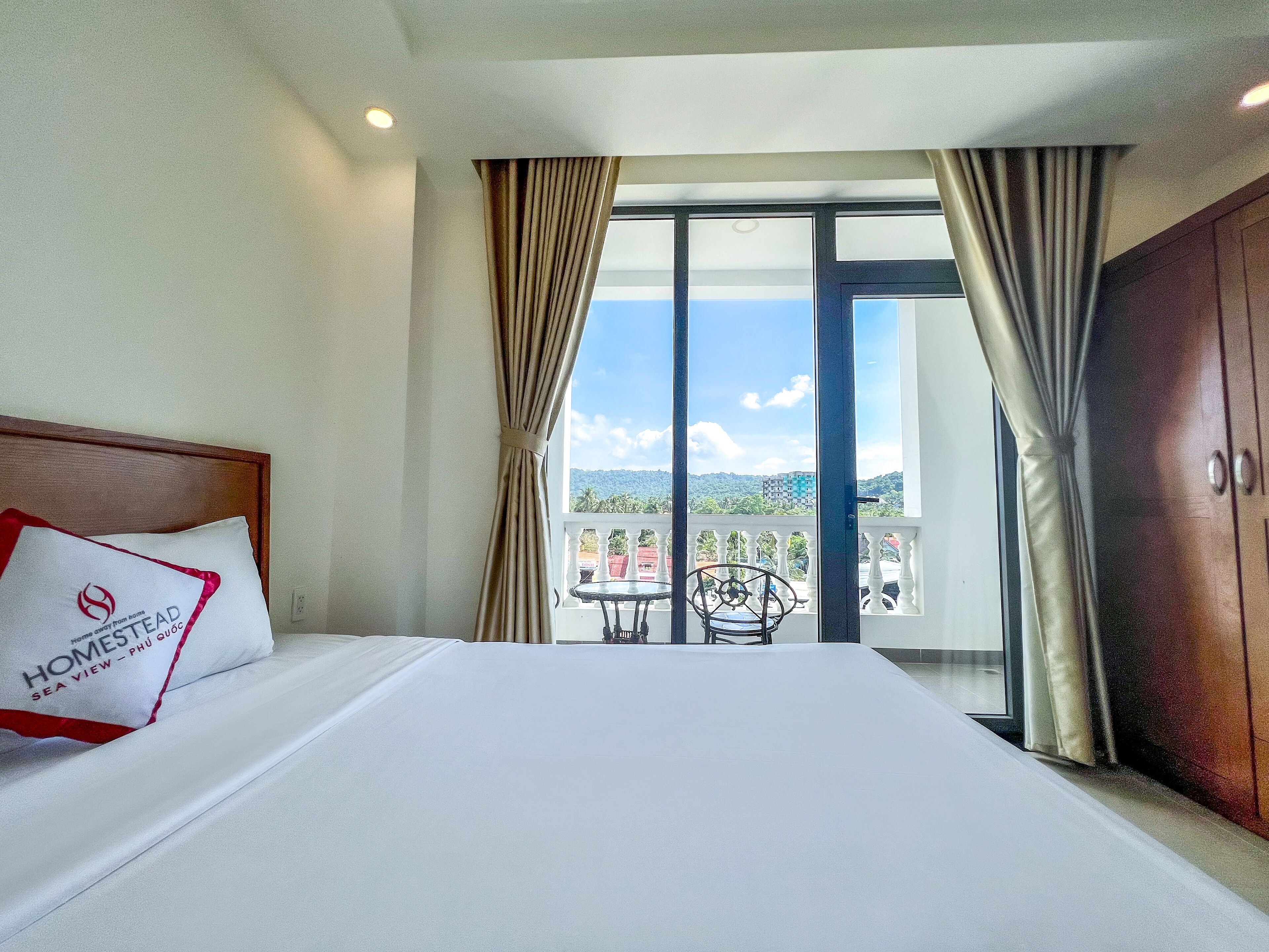 superior room, balcony, city view | 1 bedroom, premium bedding, memory-foam beds, minibar