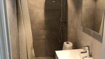 Family Apartment (Excl. Linen & Cleaning)  | Bathroom | Shower, hair dryer, towels