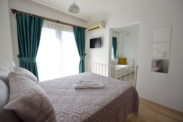 Egyptian cotton sheets, premium bedding, desk, soundproofing - Alayaz Hotel (Cesme)