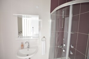 Duş, ücretsiz banyo/kozmetik ürünleri, saç kurutma makinesi, terlik 