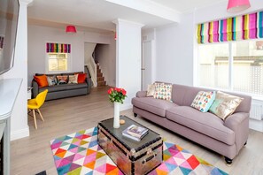 Townhouse Mewah, 4 kamar tidur | Ruang keluarga | Smart TV dan Netflix