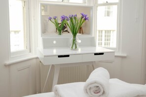4 Schlafzimmer, hochwertige Bettwaren, individuell dekoriert