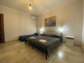 Habitación triple clásica | Minibar (con algunos artículos gratuitos) y escritorio