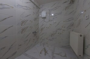 Economy kamer, gedeelde badkamer, uitzicht op stad | Badkamer | Een douche, gratis toiletartikelen, een haardroger, pantoffels