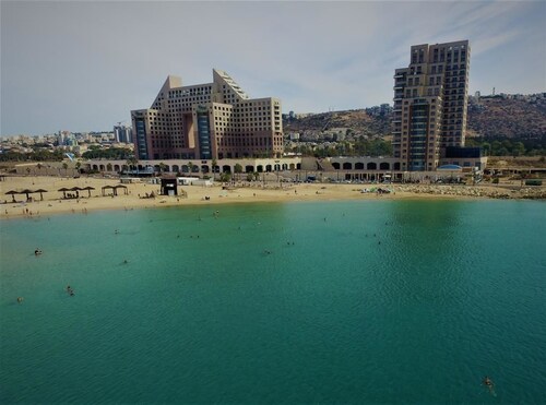 Luxurious Beach Apartment