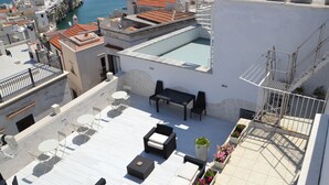 A rooftop terrace with outdoor seating, a pool, and a view of the sea. - B&B Cuore di Vieste (Vieste)