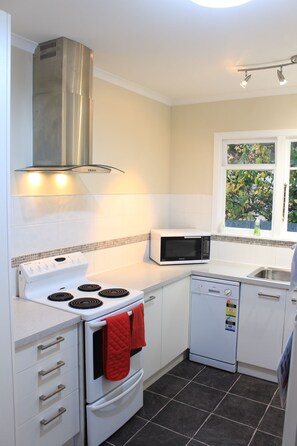 Standard Double Room | Private kitchen | Full-size fridge, microwave, oven, stovetop - The Green Gecko (Ashburton)