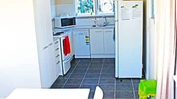 Standard House, 4 Bedrooms | Private kitchen | Full-sized fridge, microwave, oven, stovetop