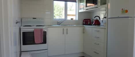 Refrigerador con freezer, microondas, horno, placa de cocina