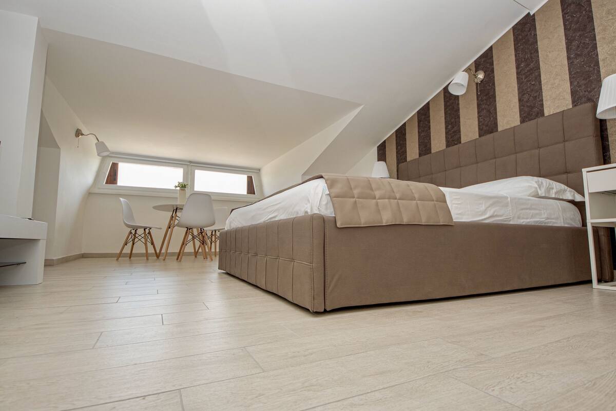 Premier Double Room, 1 King Bed | Egyptian cotton sheets, premium bedding, pillowtop beds, desk