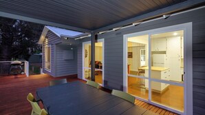 Outdoor dining - Serenity HG2: 3Br/1.5Ba with Absolute NP Frontage (Halls Gap)