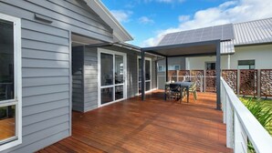 Outdoor dining - Serenity HG2: 3Br/1.5Ba with Absolute NP Frontage (Halls Gap)