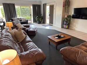 Smart TV, books, stereo, offices - Austral Place 88 over Merri River (Dennington)