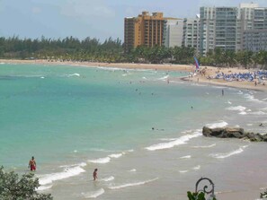 Plage, chaises longues, serviettes de plage