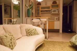 Smart TV, libros y estéreo 