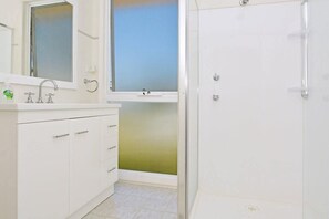 Shower, eco-friendly toiletries, hair dryer, soap - Edgewater Studio at Morisset Memories (Morisset Park)
