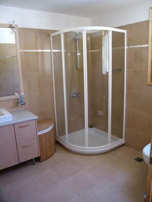 Shower, hair dryer, towels - Beautiful House Near Koroni, Peloponnesos Stunning Sea View (Koroni)