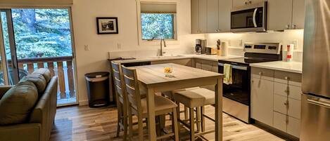 Réfrigérateur, four à micro-ondes, lave-vaisselle, cafetiÚre-théiÚre