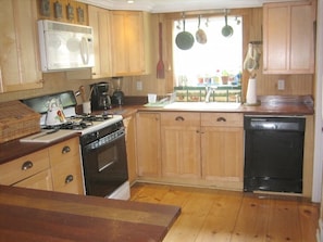 Fridge, microwave, oven, stovetop - Charming, river front compound  (Bantam)