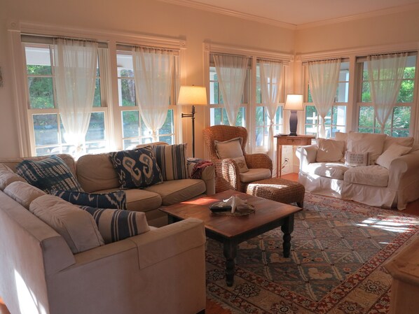 Téléviseur connecté, foyer, lecteur de DVD, table de ping-pong