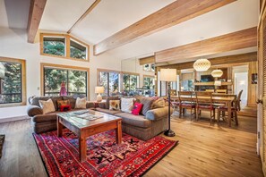 Smart TV, fireplace, offices - Spacious Townhome in the Trees Rocky Ridge Unit #75 (Tahoe City)