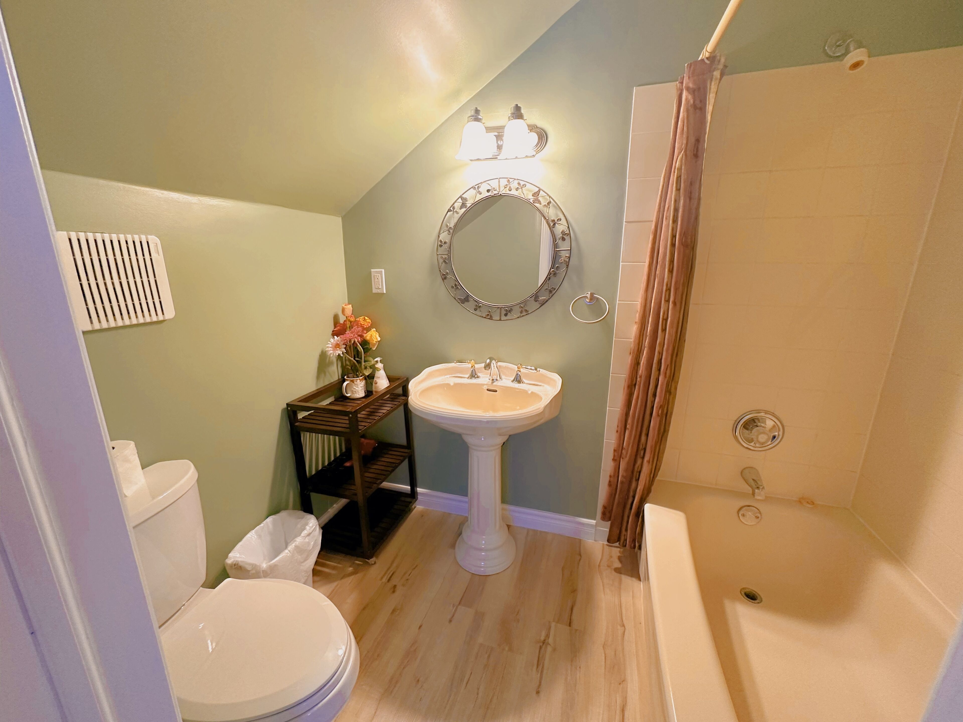 Un baño con inodoro, lavamanos y ducha.