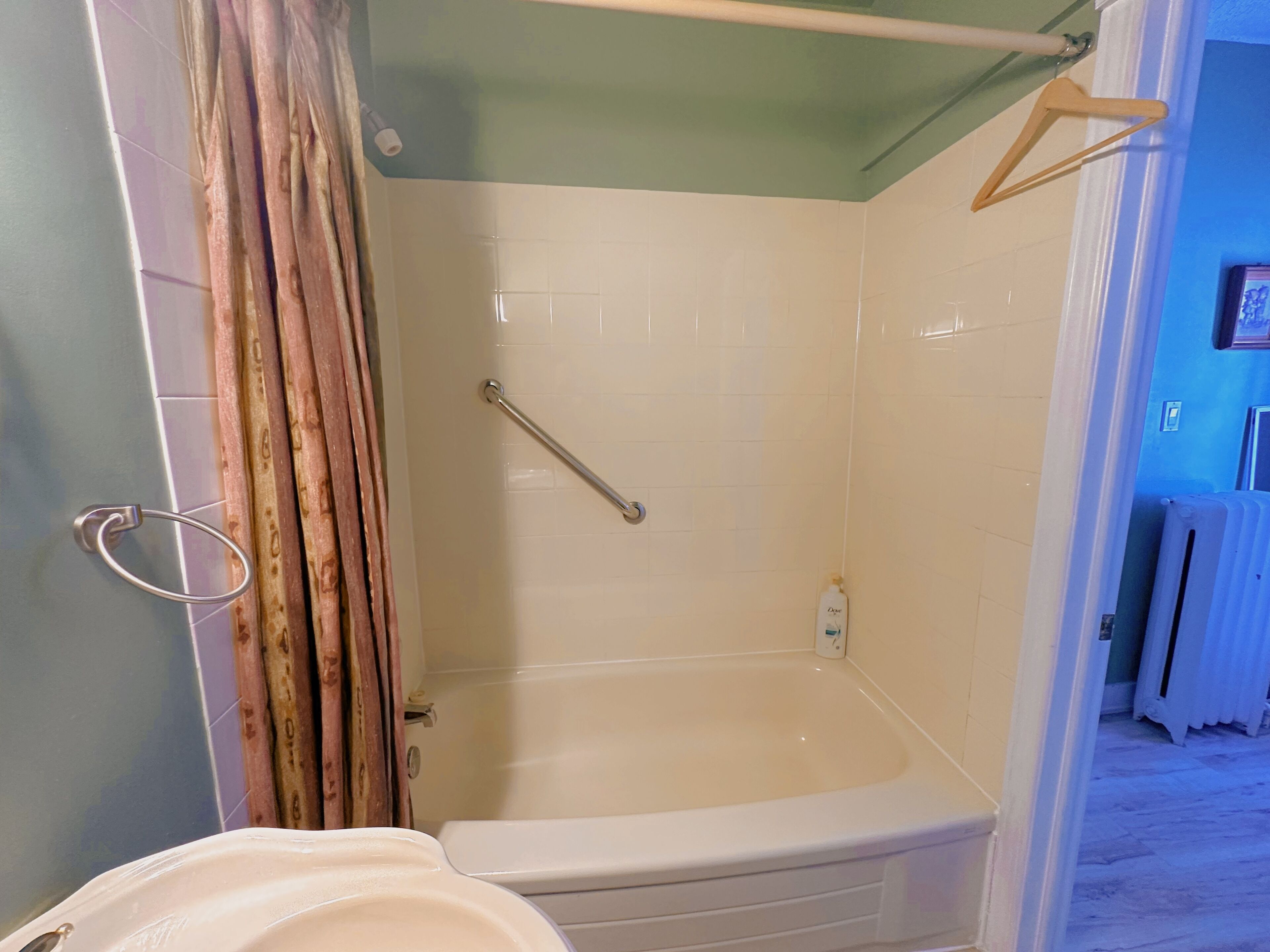 Ein Badezimmer mit Badewanne, Dusche und Toilette.