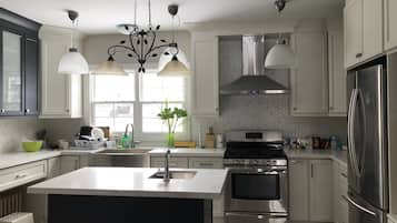 Kühlschrank, Mikrowelle, Herdplatte, Geschirrspüler