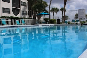 A heated pool - Waterfront 1BR condo in Marco Island with pool, marina, WiFi (Marco Island)