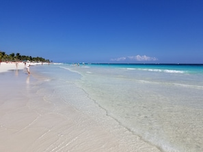 En la playa y toallas de playa
