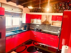Private kitchen - Greek hospitality with Free Double Parking and 1 Gbps WiFi / 9 persons (Κamatero)