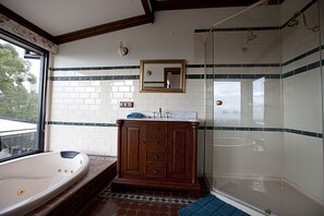 Hårføner, badekåper, håndklær og såpe