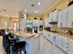 Réfrigérateur, micro-ondes, four, lave-vaisselle