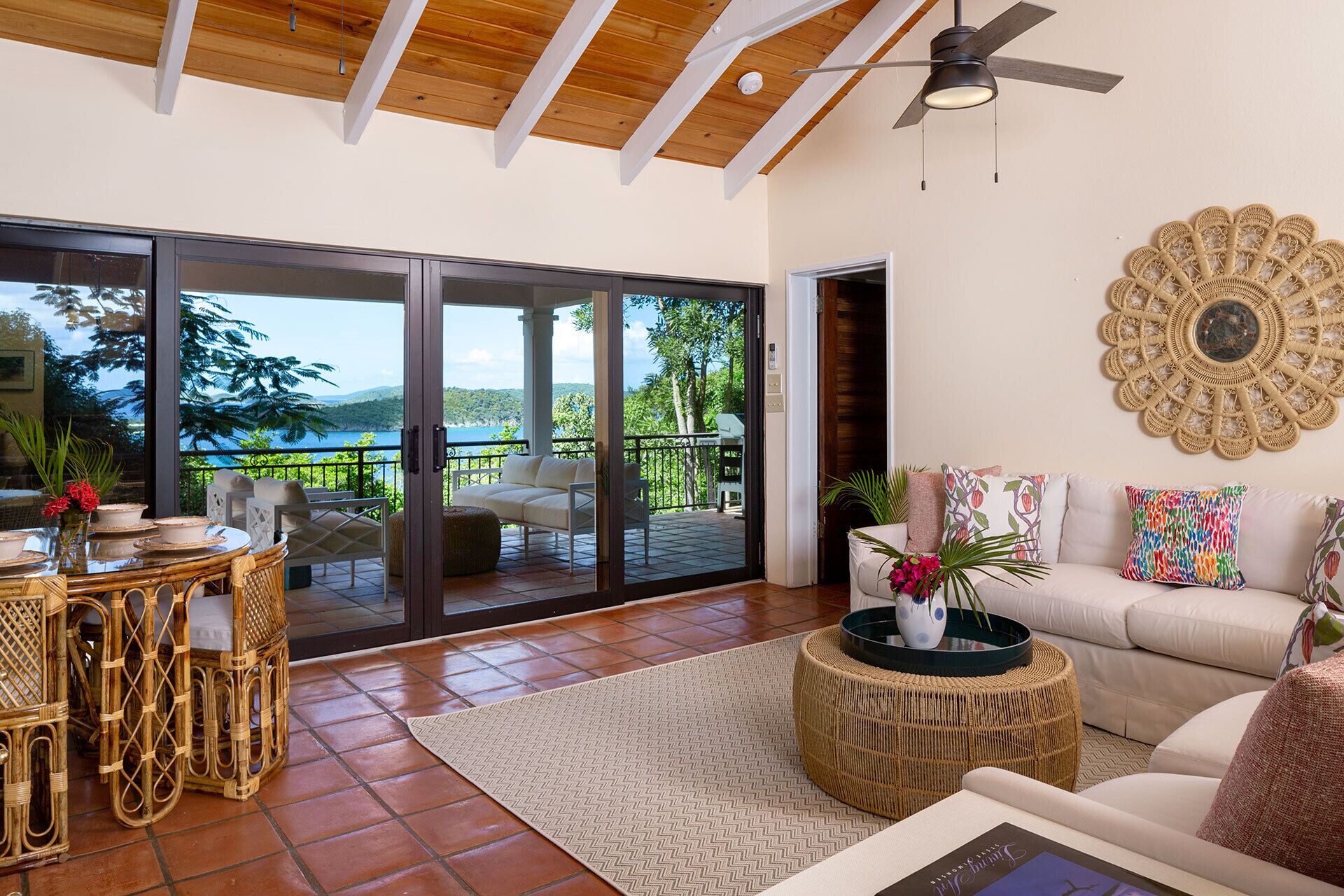 Een televisie, boeken en een stereo