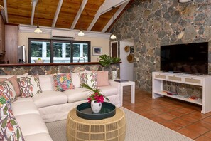 Fernseher, Bücher, Stereoanlage