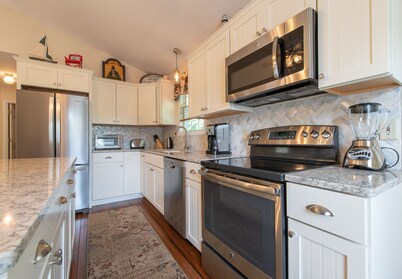 Relax by the sea! Four bedroom retreat in Bonnet Shores. Central Air sleeps 8-10