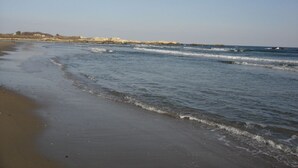 A beach with gentle waves and a clear sky. - Relax by the sea! 4 bedroom retreat in Bonnet Shores. Central Air sleeps 8A & 2C (Narragansett)