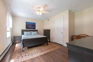 4 bedrooms, desk, iron/ironing board, free WiFi