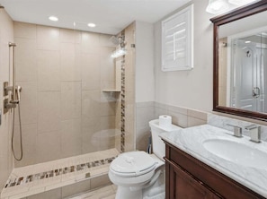 Bathtub, hair dryer, towels - Waterfront 1BR condo on Marco Island with pool, WiFi, and marina access. (Marco Island)