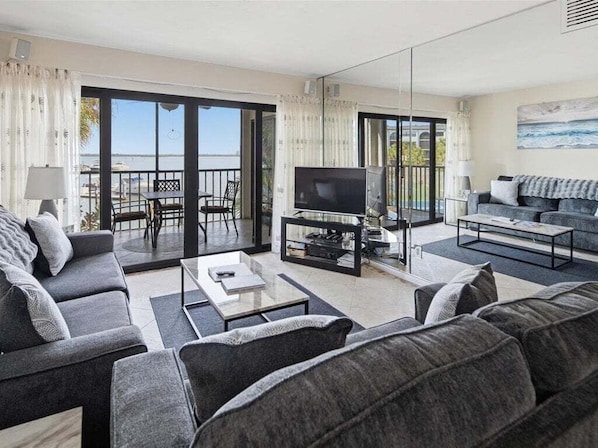 TV, stereo - 2BR Marco Island condo with pool, marina access, WiFi, and kitchen (Marco Island)