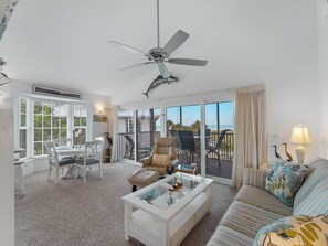 Télévision, lecteur de DVD, vidéothèque