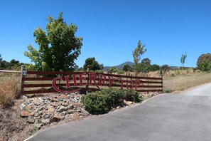 Property grounds - Cherry Top Lodging - Eagle Park (Lilydale)