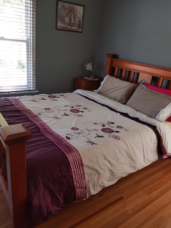 2 habitaciones, tabla de planchar con plancha y ropa de cama 