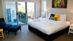 4 bedrooms, iron/ironing board, free WiFi, bed sheets - VISTA ONE - THE VINTAGE HOLIDAY HOUSES (POKOLBIN)