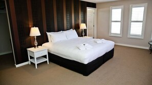 4 bedrooms, iron/ironing board, free WiFi, bed sheets - VISTA ONE - THE VINTAGE HOLIDAY HOUSES (POKOLBIN)