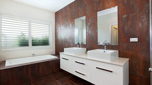 Dutxa, assecador de cabells i tovalloles 