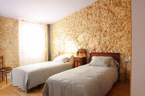 4 bedrooms, iron/ironing board, free WiFi, bed sheets - Ca l'Helena. Enjoy the Penedès, the wine region of Barcelona (Castellet i la Gornal)