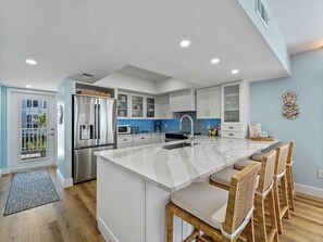 Jääkaappi, mikroaaltouuni, uuni, liesi